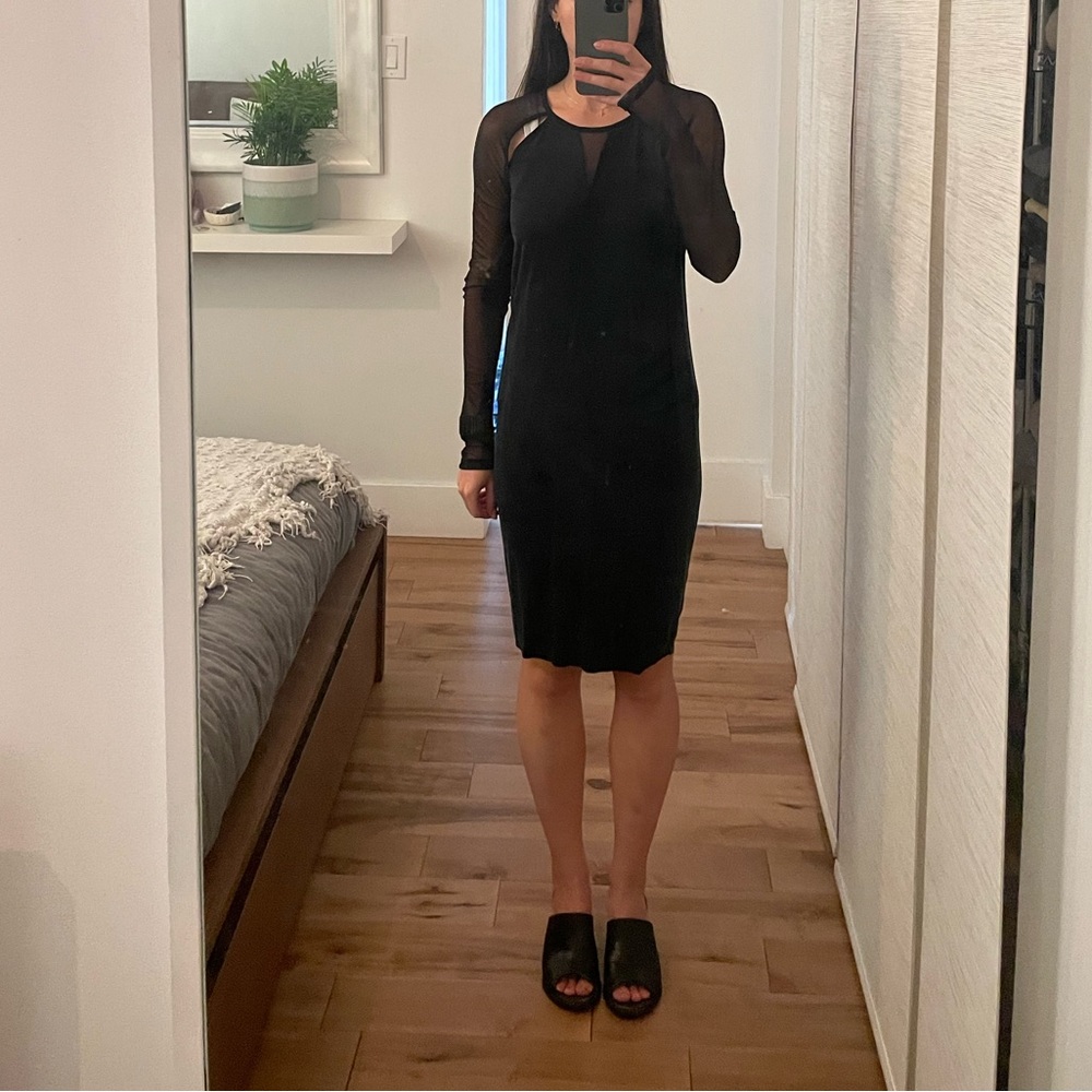 Mid-lenght black dress with sheer sleeves
